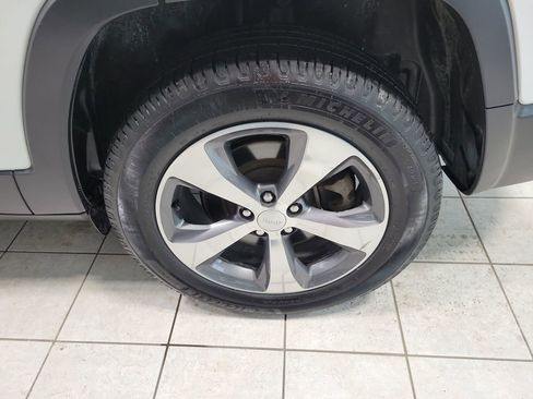 Used 2019 Jeep Cherokee Limited image 49