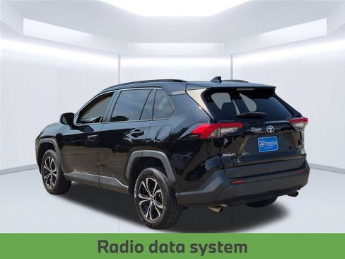 Used 2021 Toyota RAV4 LE FWD image 4