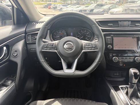 Used 2018 Nissan Rogue SV w/ Premium Package FWD image 24