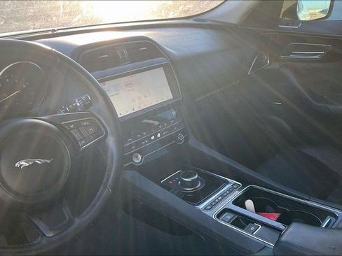 Used 2020 Jaguar F-PACE Premium image 8