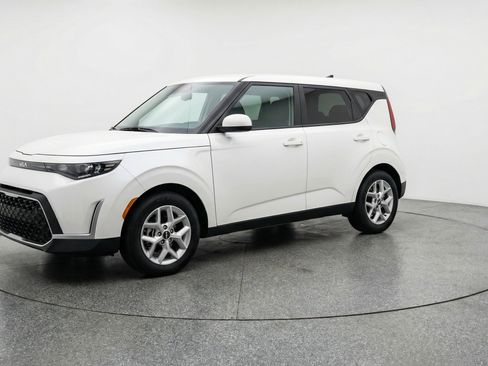 Used 2025 Kia Soul LX image 3