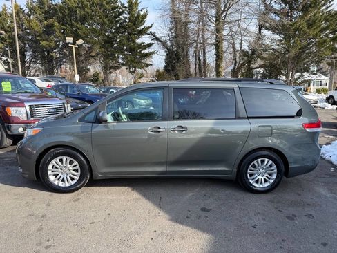 Used 2012 Toyota Sienna XLE image 5