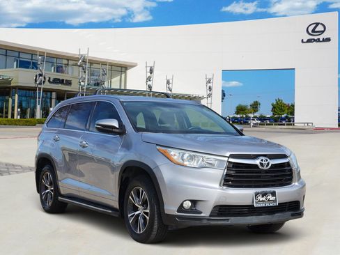 Used 2016 Toyota Highlander XLE image 2