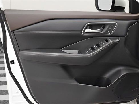 Used 2021 Nissan Rogue Platinum image 26