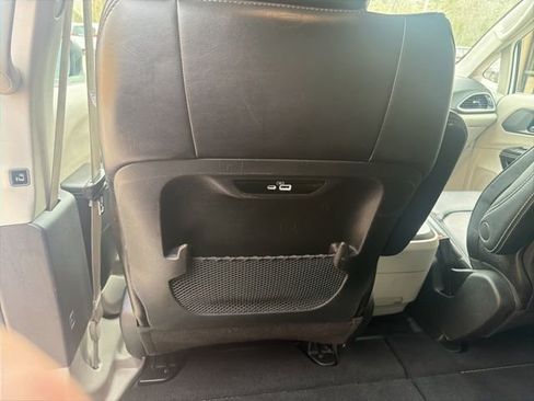 Used 2023 Chrysler Pacifica Touring-L image 19