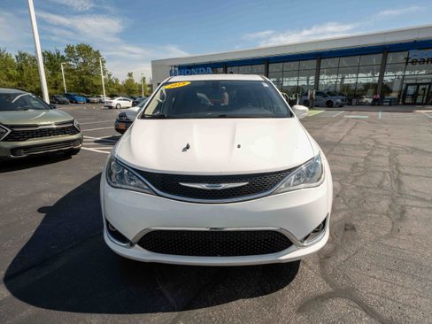 Used 2018 Chrysler Pacifica Touring Plus w/ Tire & Wheel Group FWD image 2