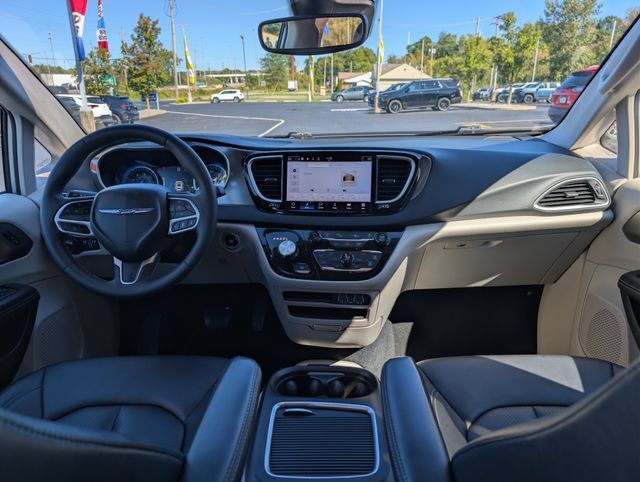 Used 2024 Chrysler Pacifica Touring-L FWD image 11