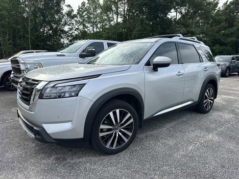 Used 2025 Nissan Pathfinder Platinum FWD image 6