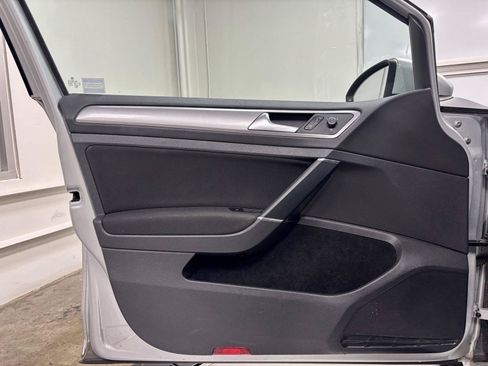 Used 2016 Volkswagen e-Golf SE FWD image 10