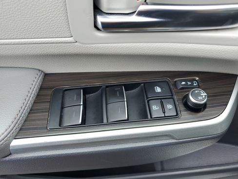 Used 2022 Toyota Sienna Limited image 24