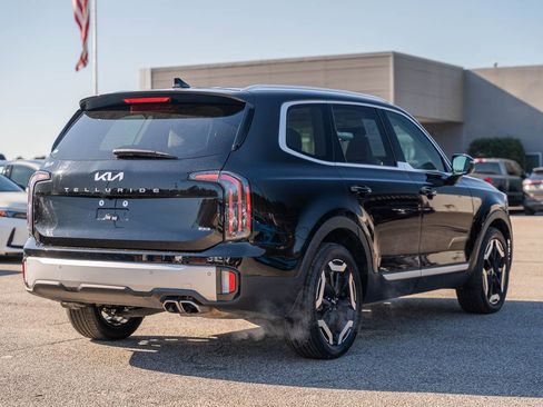 Used 2023 Kia Telluride EX w/ EX Captain's Chair Package image 7