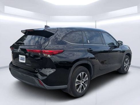 Used 2020 Toyota Highlander XLE FWD image 3