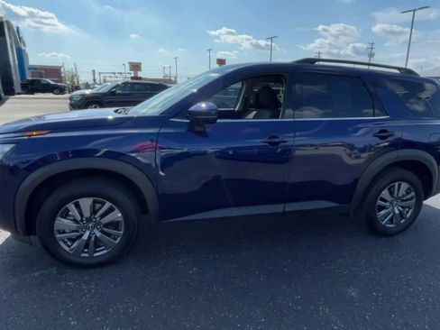 Used 2025 Nissan Pathfinder SV image 6