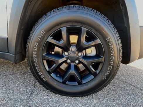 Used 2018 Jeep Cherokee Trailhawk image 9