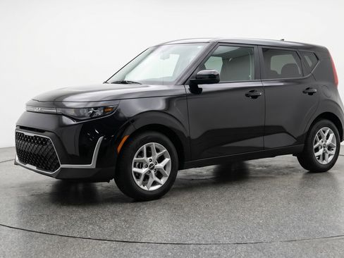 Used 2025 Kia Soul LX w/ LX Technology Package FWD image 3