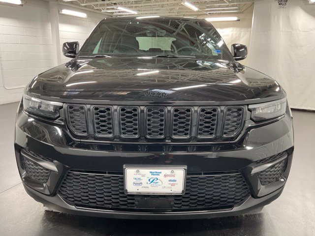 Used 2025 Jeep Grand Cherokee Altitude AWD/4WD image 3