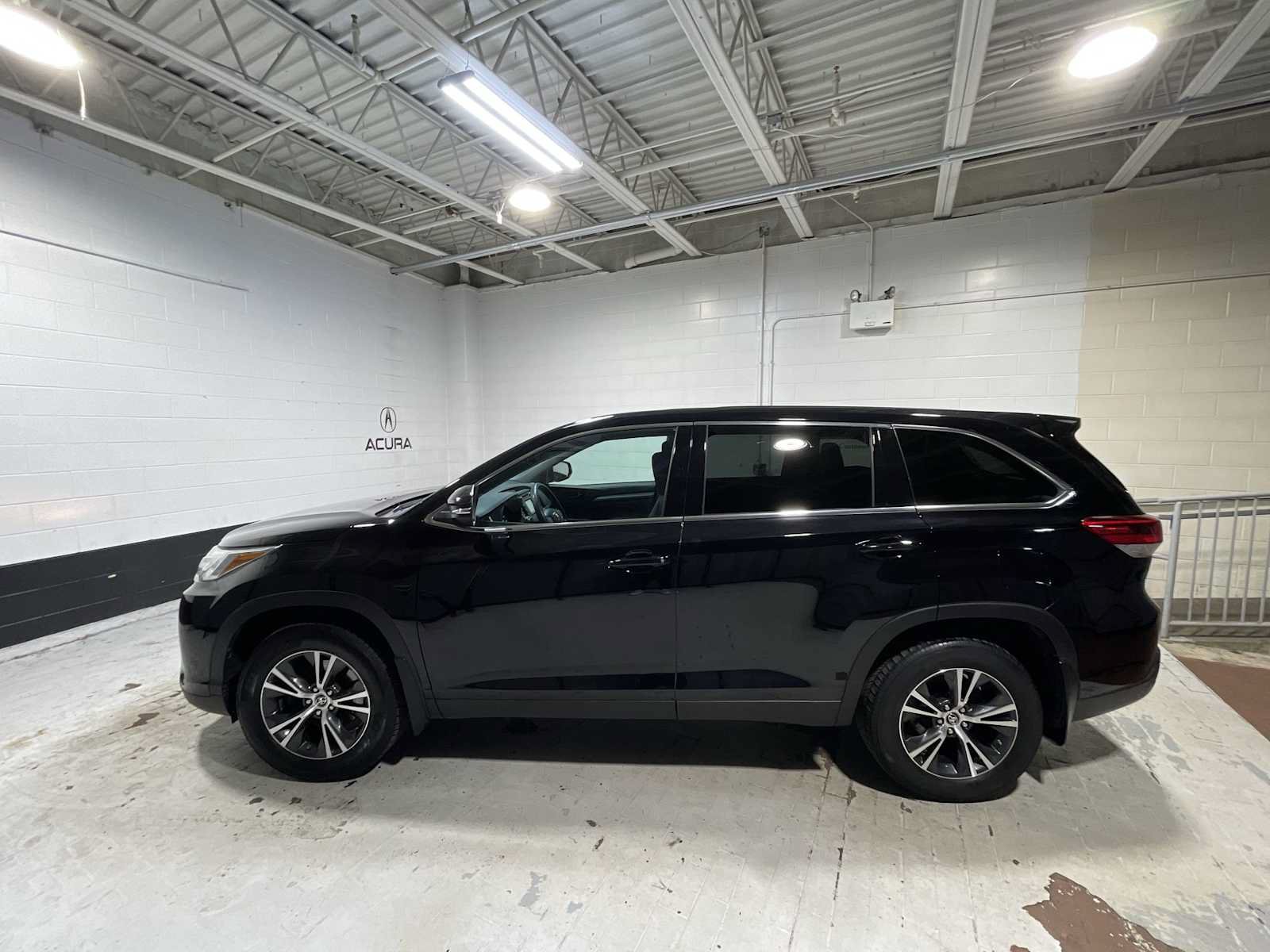 Used 2019 Toyota Highlander LE AWD/4WD image 3