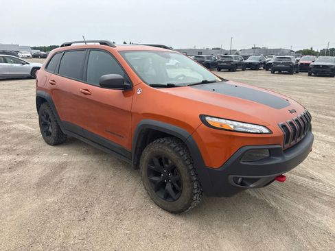 Used 2015 Jeep Cherokee Trailhawk w/ Comfort/Convenience Group AWD/4WD image 4