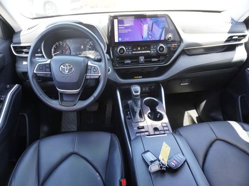 Used 2024 Toyota Highlander XLE AWD/4WD image 2