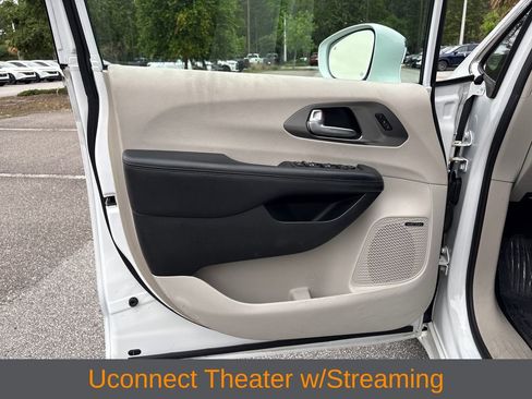 Used 2018 Chrysler Pacifica Limited w/ Advanced Safetytec Group FWD image 6