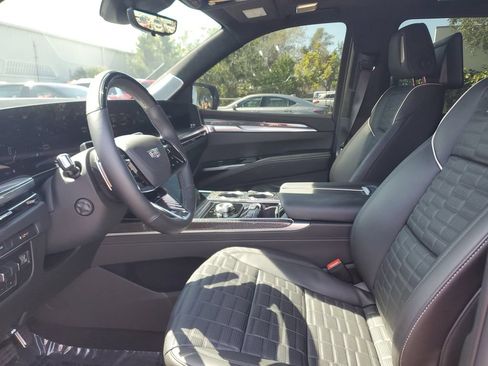 Certified 2025 Cadillac Escalade ESV V w/ LPO, ONYX Package AWD/4WD image 22