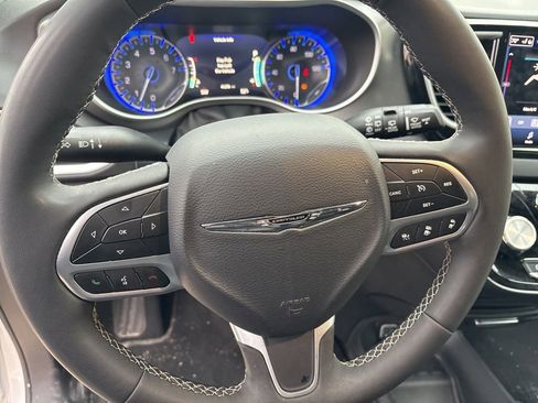 Used 2025 Chrysler Pacifica Select image 13