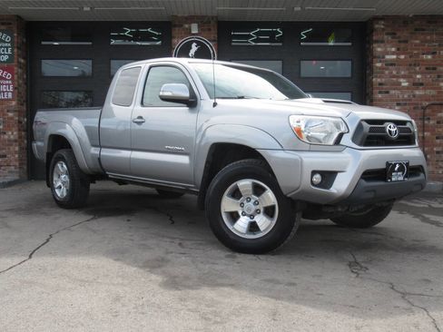 Used 2015 Toyota Tacoma 4x4 Access Cab V6 w/ TRD Sport Package image 2