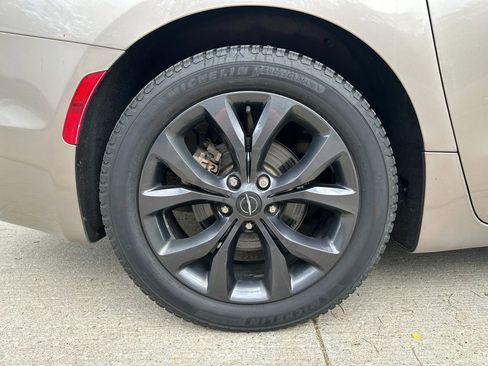 Used 2018 Chrysler Pacifica Touring-L Plus w/ S Appearance Package FWD image 16