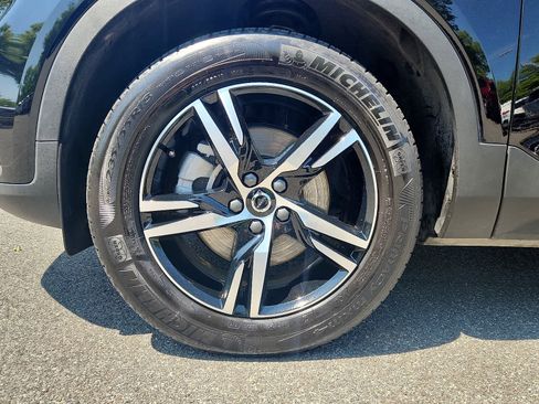 Used 2025 Volvo XC40 B5 Core image 9