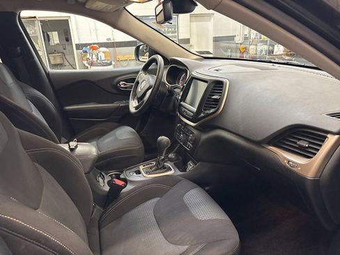 Used 2016 Jeep Cherokee Latitude w/ Safety/Convenience Group AWD/4WD image 11