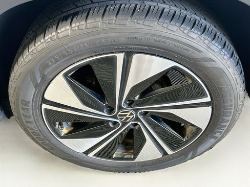 Used 2025 Volkswagen Taos SE AWD/4WD image 11