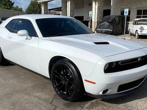 Used 2017 Dodge Challenger SXT RWD image 2