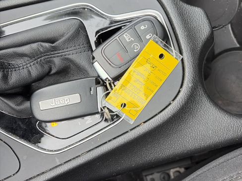 Used 2021 Jeep Cherokee Limited image 22