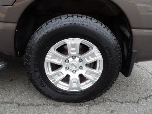 Used 2017 Nissan Titan SV image 19