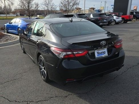 Used 2024 Toyota Camry SE image 3