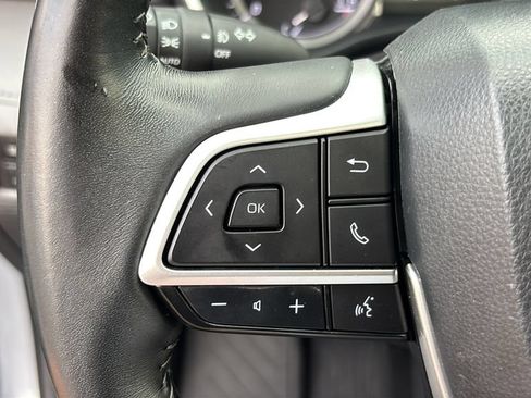 Used 2023 Toyota Highlander XLE AWD/4WD image 19
