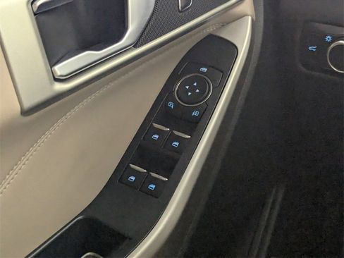 Used 2023 Ford Explorer XLT image 15