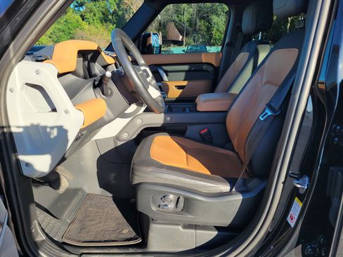 Used 2023 Land Rover Defender 130 X-Dynamic SE image 32