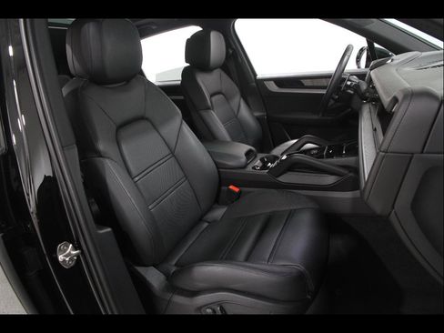 Used 2024 Porsche Cayenne AWD/4WD image 18