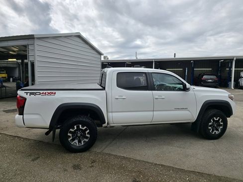 Used 2018 Toyota Tacoma TRD Off-Road image 8