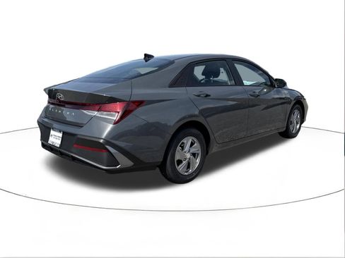New 2026 Hyundai Elantra SE FWD image 3