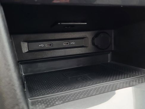 Used 2024 Volkswagen Tiguan SE image 21