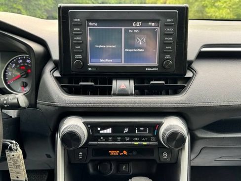 Used 2020 Toyota RAV4 LE AWD/4WD image 26