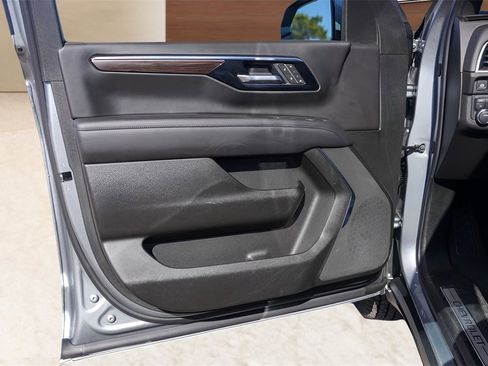 Used 2025 Chevrolet Suburban Z71 image 23