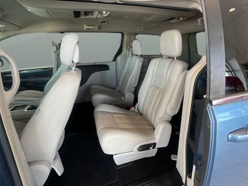 Used 2011 Chrysler Town & Country Touring-L w/ Entertainment Group #2 FWD image 17
