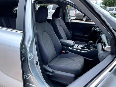 Certified 2024 Toyota Highlander LE FWD image 9