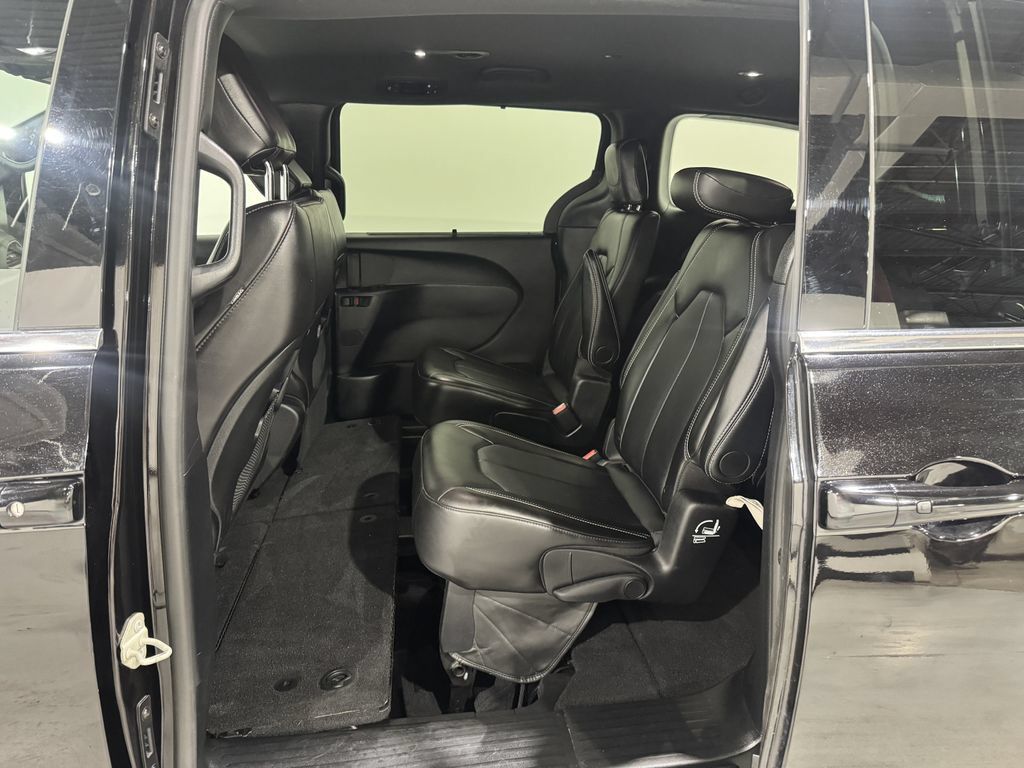 Used 2025 Chrysler Pacifica Select FWD image 20