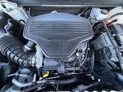 Used 2023 GMC Acadia SLT w/ Technology Package image 42