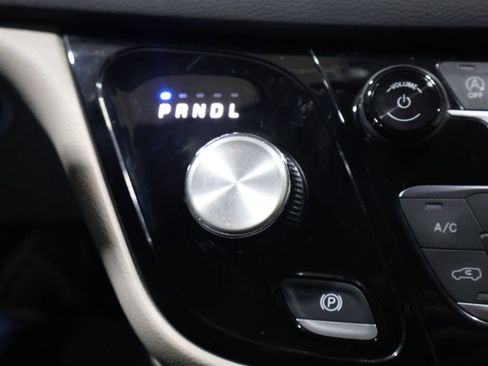 Certified 2024 Chrysler Pacifica Touring-L image 29