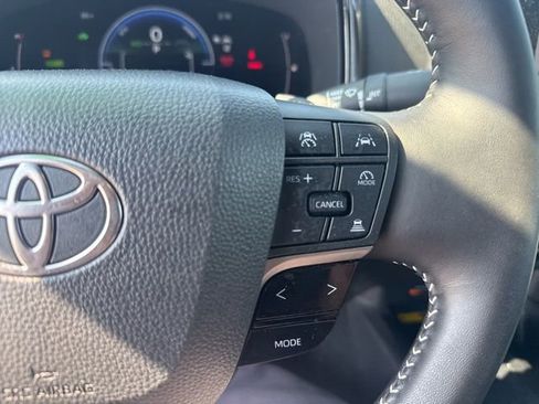 Used 2025 Toyota Camry SE image 12